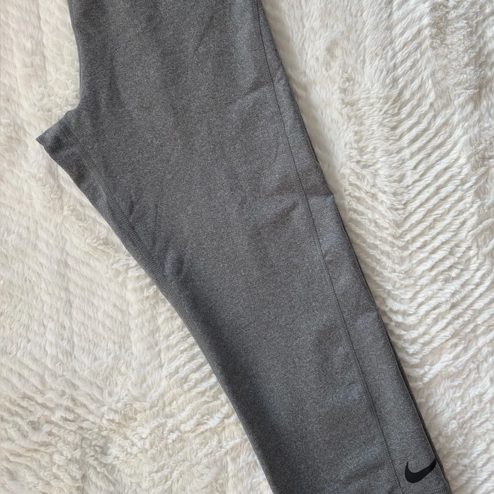 Nike Pro Gray Ankle-Length Leggings – Women’s Medium